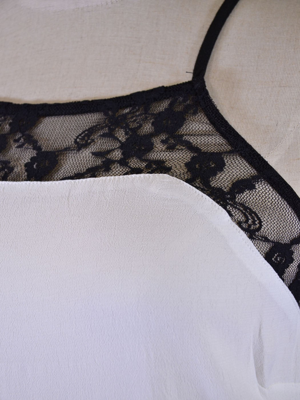 En Creme Sexy Chic White & Black Criss Cross Back Floral Lace Trim Flowy Dress