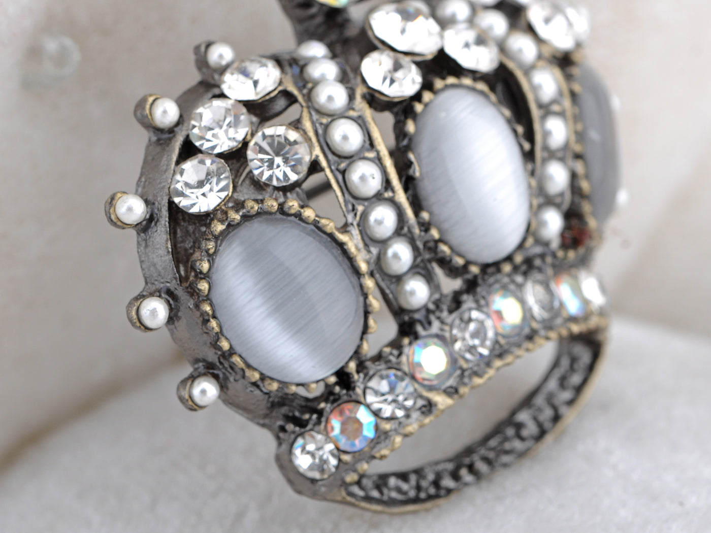 White Bead Royal King Crown Jewel Pin Brooch