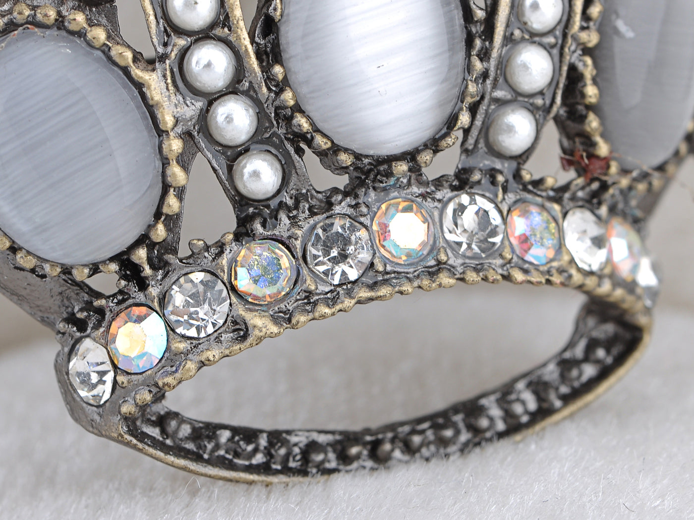 White Bead Royal King Crown Jewel Pin Brooch