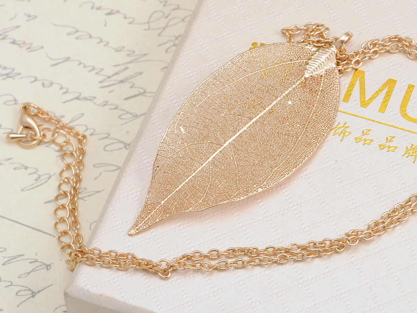 Intricate Single Leaf Design Pendant Necklace
