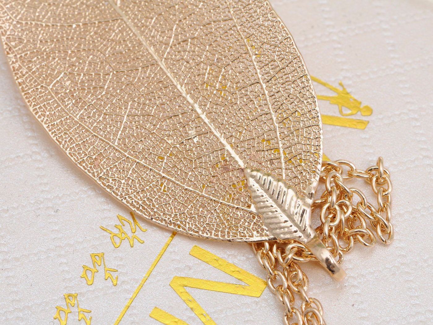 Intricate Single Leaf Design Pendant Necklace