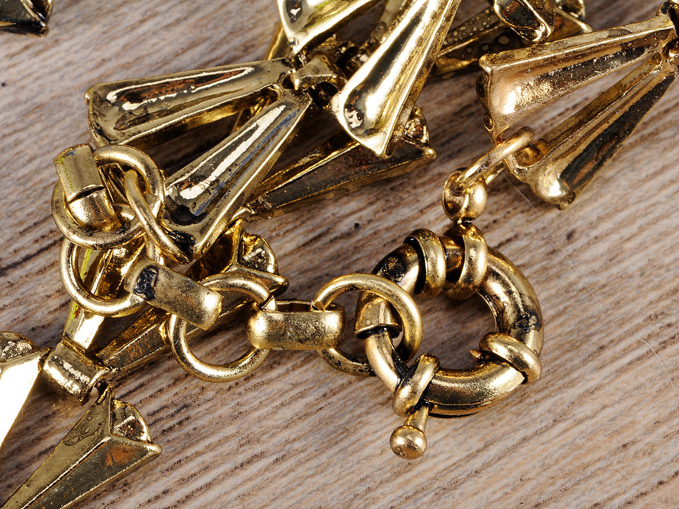 Retro Three Flower White Intricate Designed Pendant Necklace