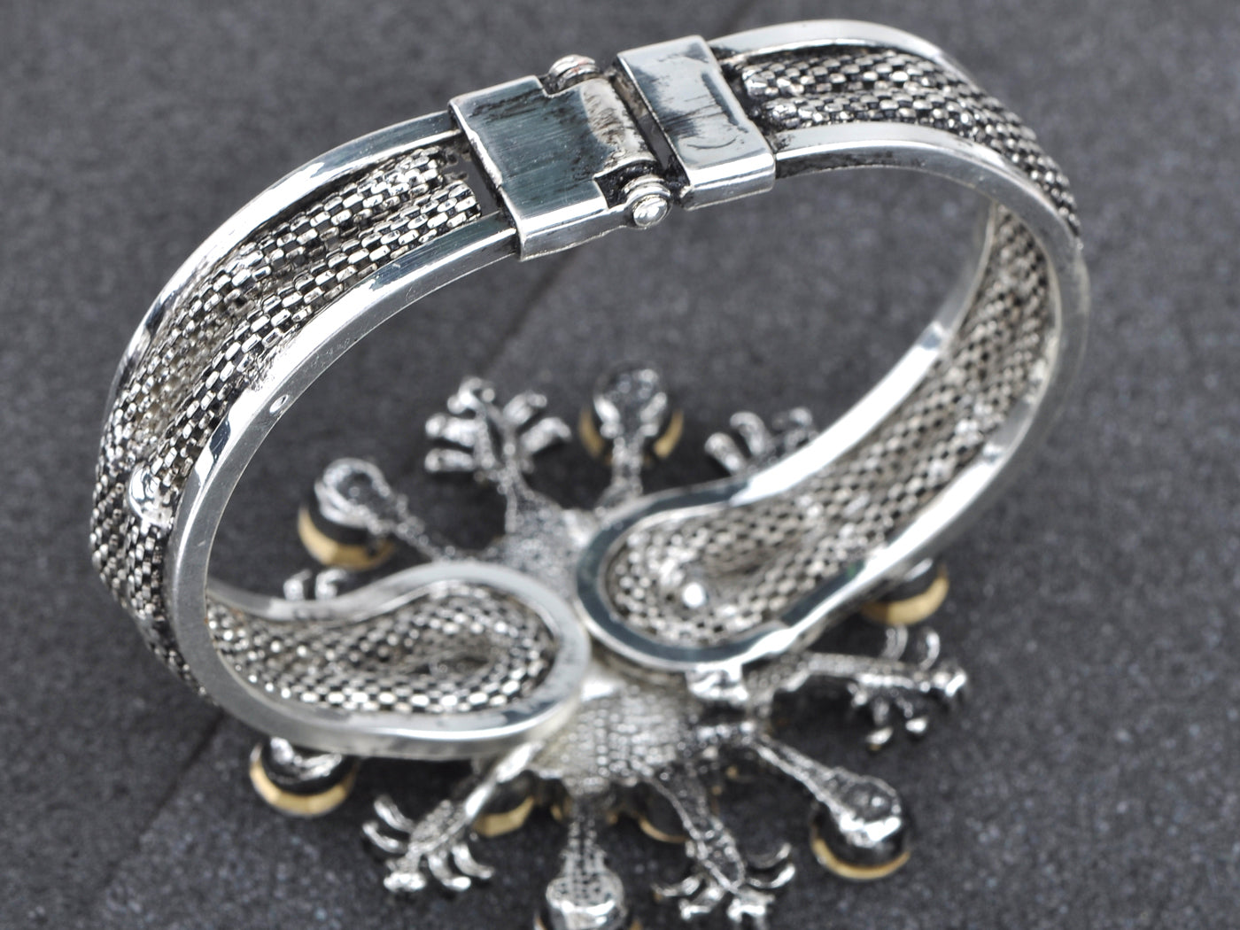Vintage Like Flower Snowflake Bracelet Bangle Cuff