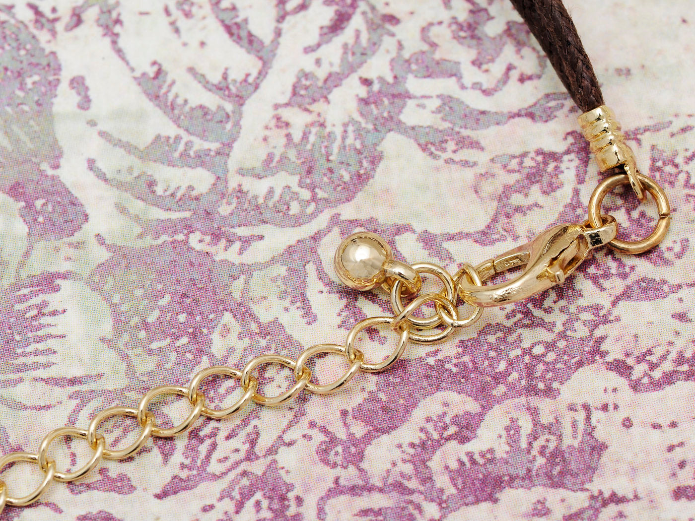 Single Deate Leaf Pendant Threaded Bracelet