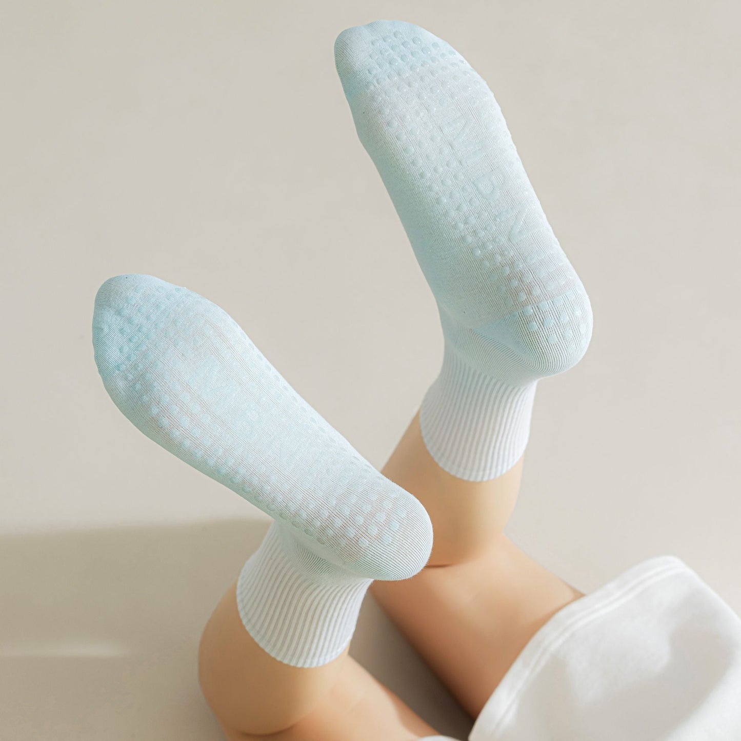 Anna-Kaci Women's Gradient Color Athletic Crew Socks Non Slip Silicone Cushioned Sole for Yoga Jogging 2 Pairs