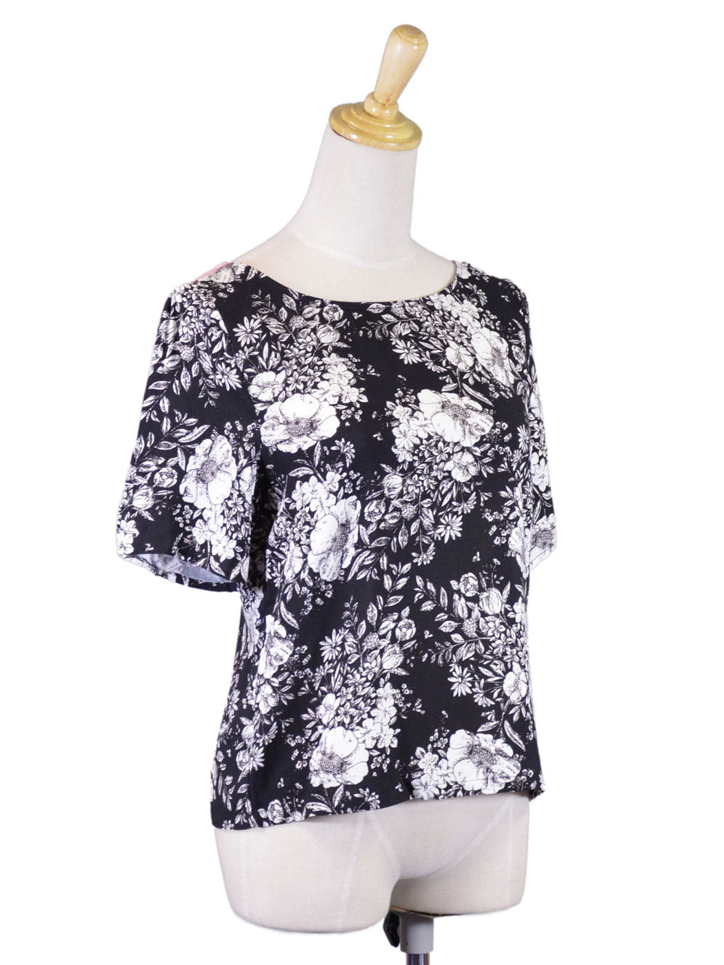 En Creme Lovely Wallpaper B&W Floral Print Short Sleeves Cutout Back Blouse Top
