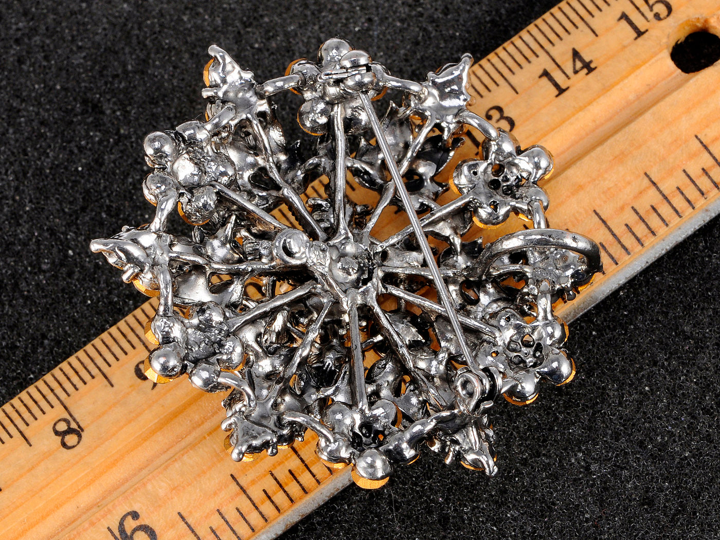 Gun Grey Floral Leaf Snowflake Wreath Crest Brooch Pin