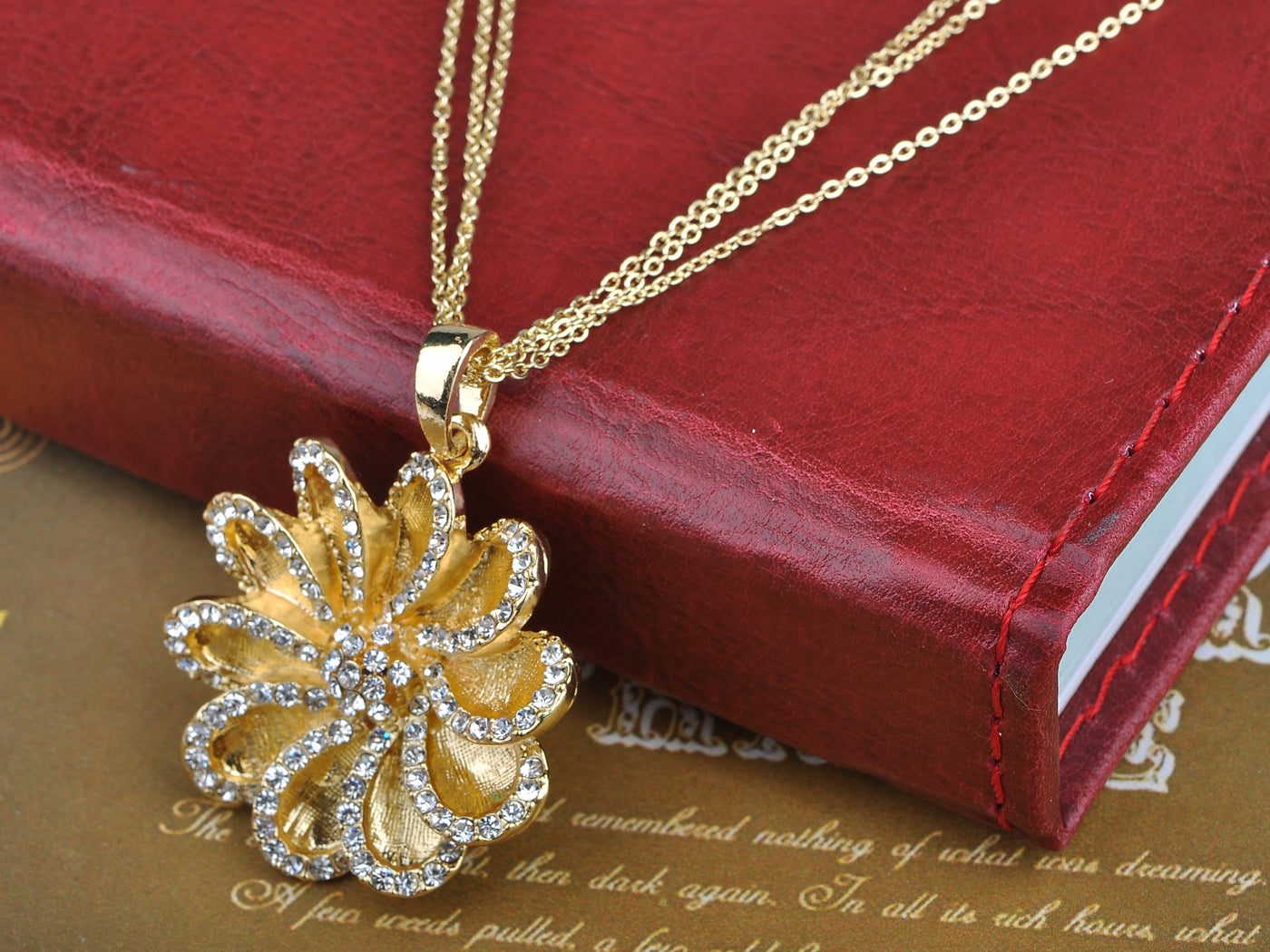 Gorgeous Daisy Flower Pendant Necklace