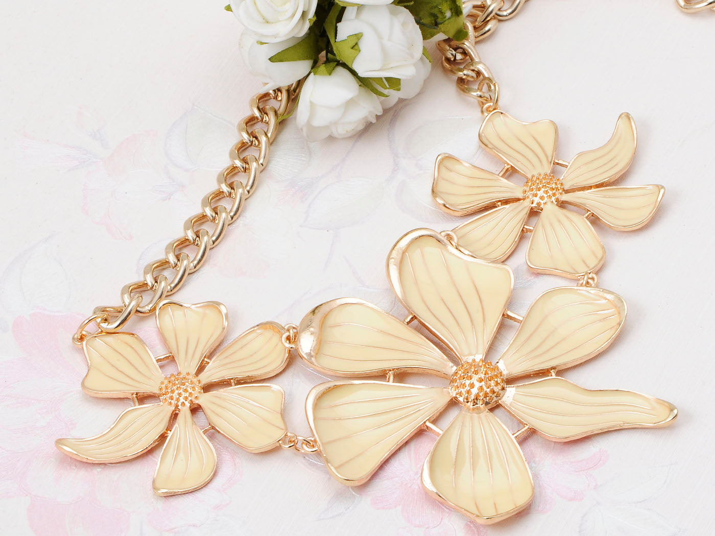 White Enamel Spring Hawaiian Flowers Necklace And Earring Set