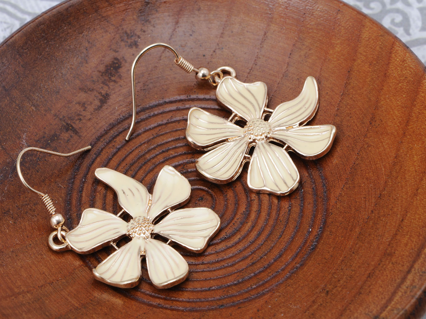 White Enamel Spring Hawaiian Flowers Necklace And Earring Set