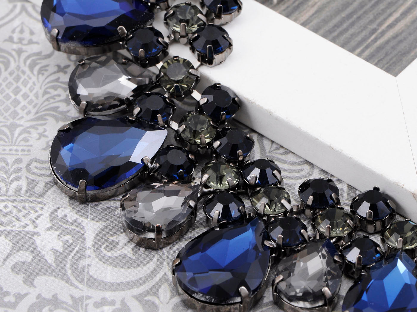 Black Blue Diamond Bead Transparent Collar Necklace