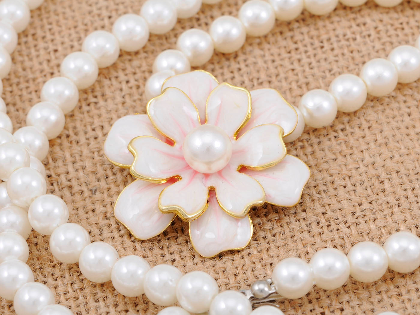 Single String Cream Pearl Border Flower Pendant Necklace